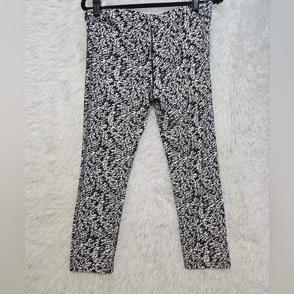 Nike Dri Fit Women's High Waisted Black and White Patterned Leggings Large - Picture 8 of 16